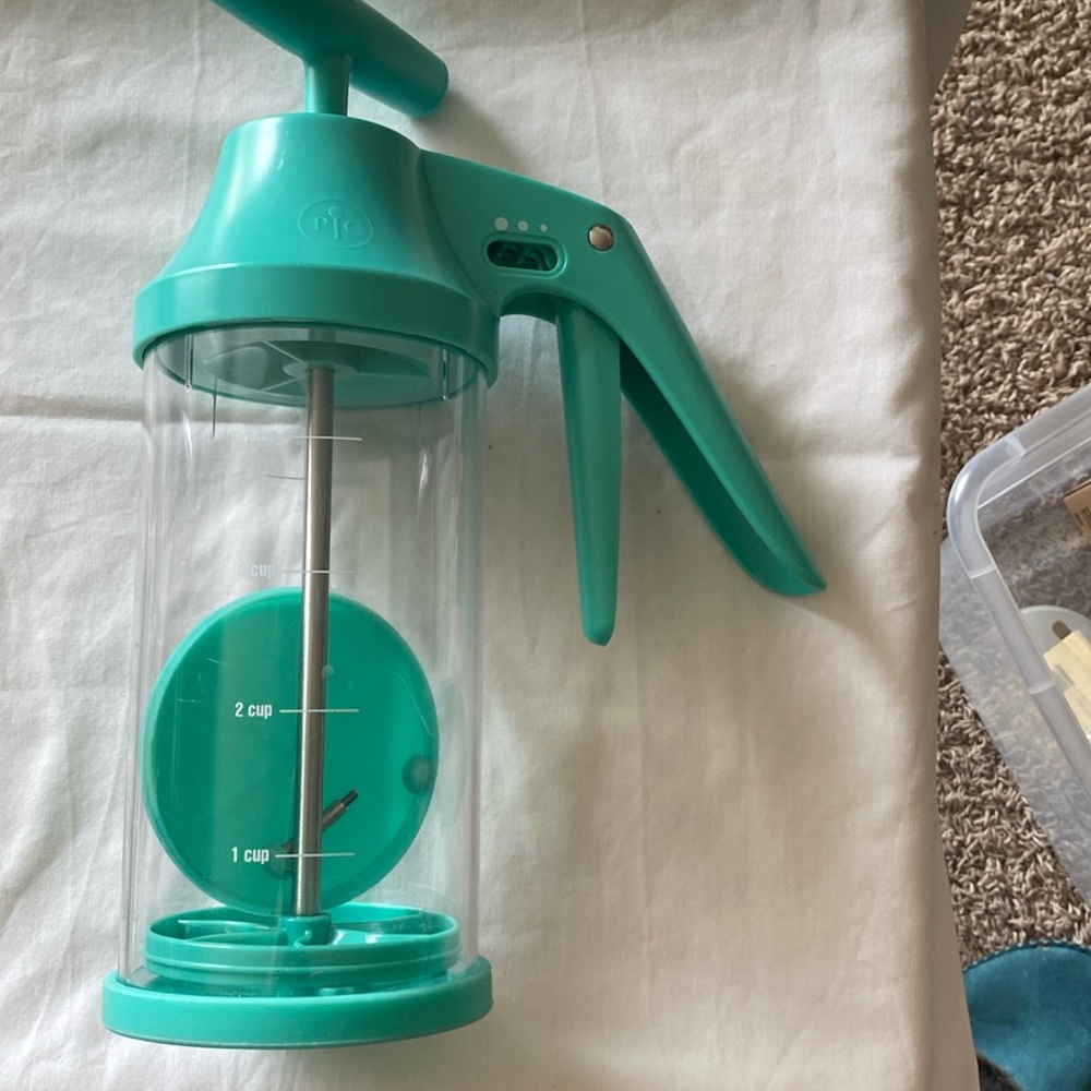 New out of Box-Pampered Chef Batter Mixer & Dispenser